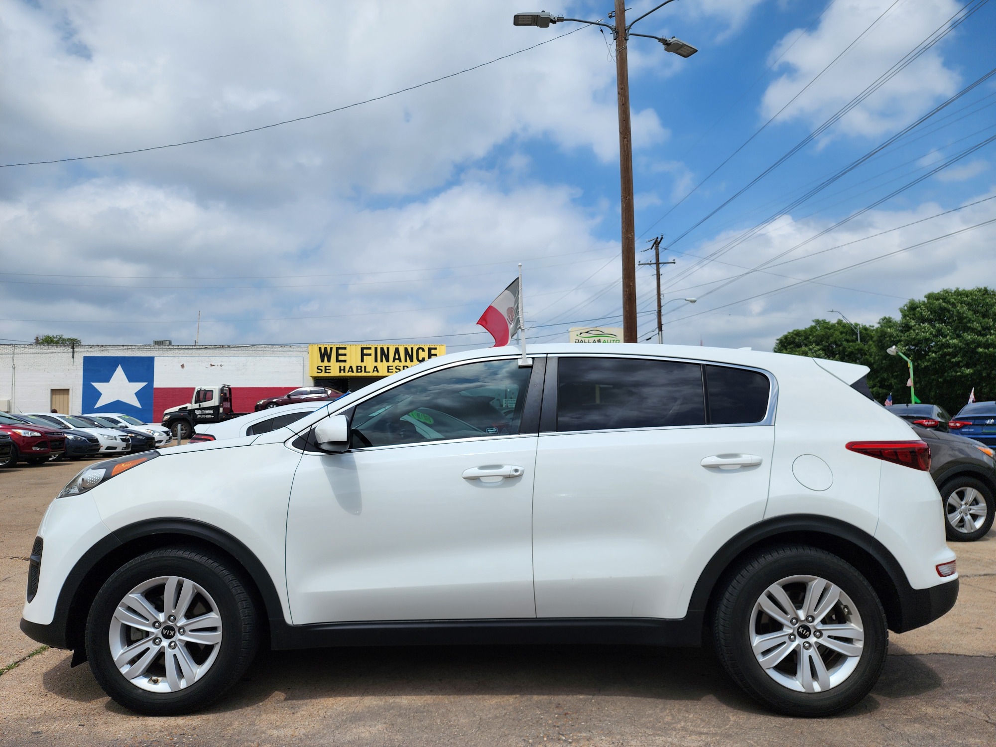 2017 WHITE Kia Sportage LX (KNDPM3AC2H7) with an 2.4L V6 DOHC 24V engine, 6A transmission, located at 2660 S.Garland Avenue, Garland, TX, 75041, (469) 298-3118, 32.885387, -96.656776 - Welcome to DallasAutos4Less, one of the Premier BUY HERE PAY HERE Dealers in the North Dallas Area. We specialize in financing to people with NO CREDIT or BAD CREDIT. We need proof of income, proof of residence, and a ID. Come buy your new car from us today!! This is a SUPER CLEAN 2017 KIA SPORTA - Photo #6